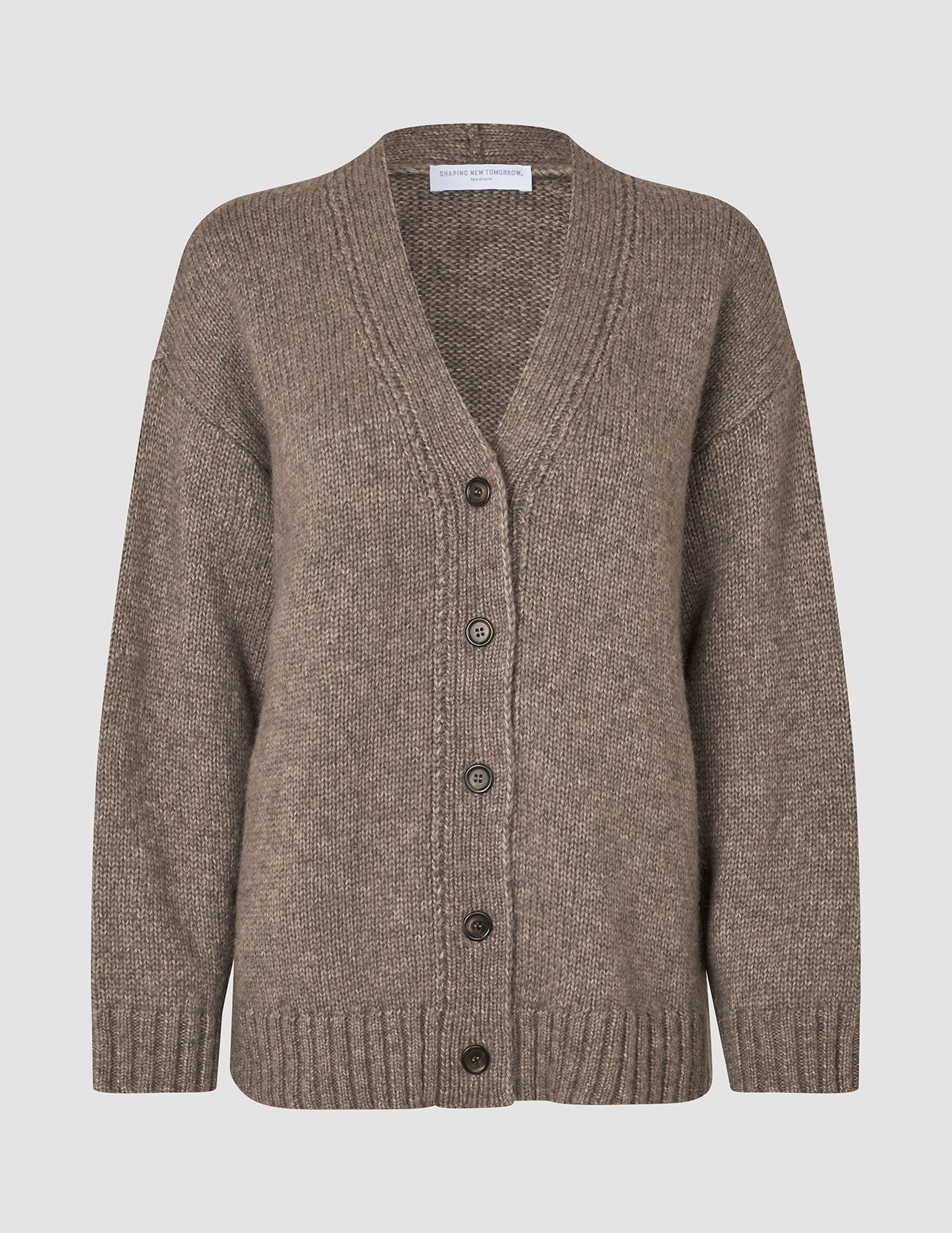 Dammodell: tjock, mjuk ullstickad kofta i taupe-melange, med V-ringning och fem knappar, i grovstickning med skandinavisk design.